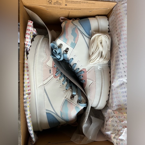 UGG HIGHLAND HIGH CALI COLLAGE PASTEL HIGH TOP SHOES SNEAKERS SIZE 9.5 NWT - Picture 3 of 5